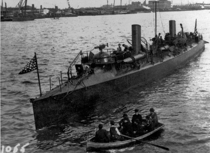 El escorado y humeante torpedero USS Winslow  fue remolcado derrotado fuera de la bahía.