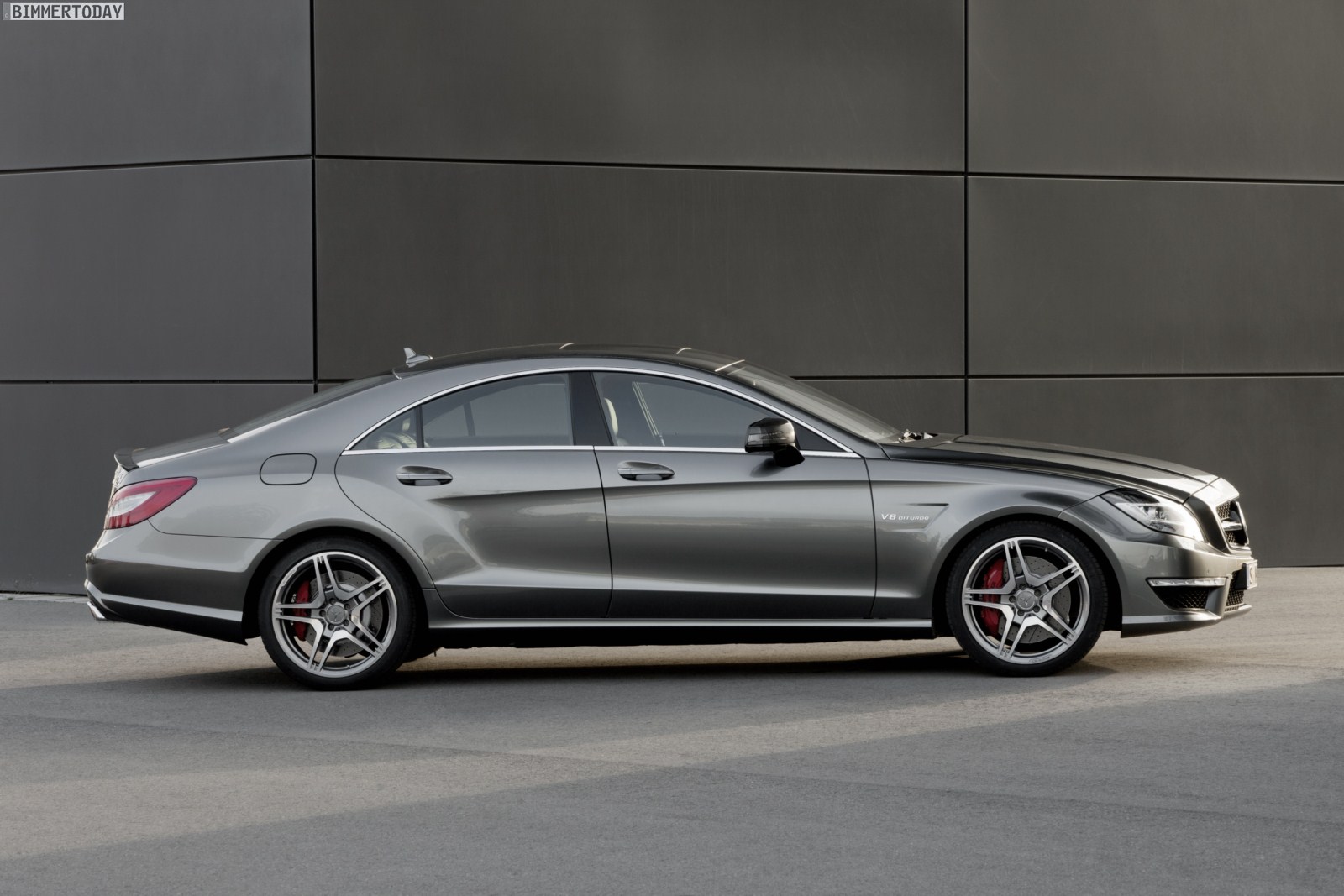 Mercedes-CLS-63-AMG-2011-01.jpg