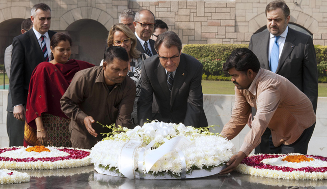 1385315225610artur-mas-ofrenda-gandhi_642x300c4.jpg