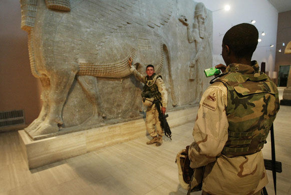 Baghdad-museum--US-soldie-008.jpg