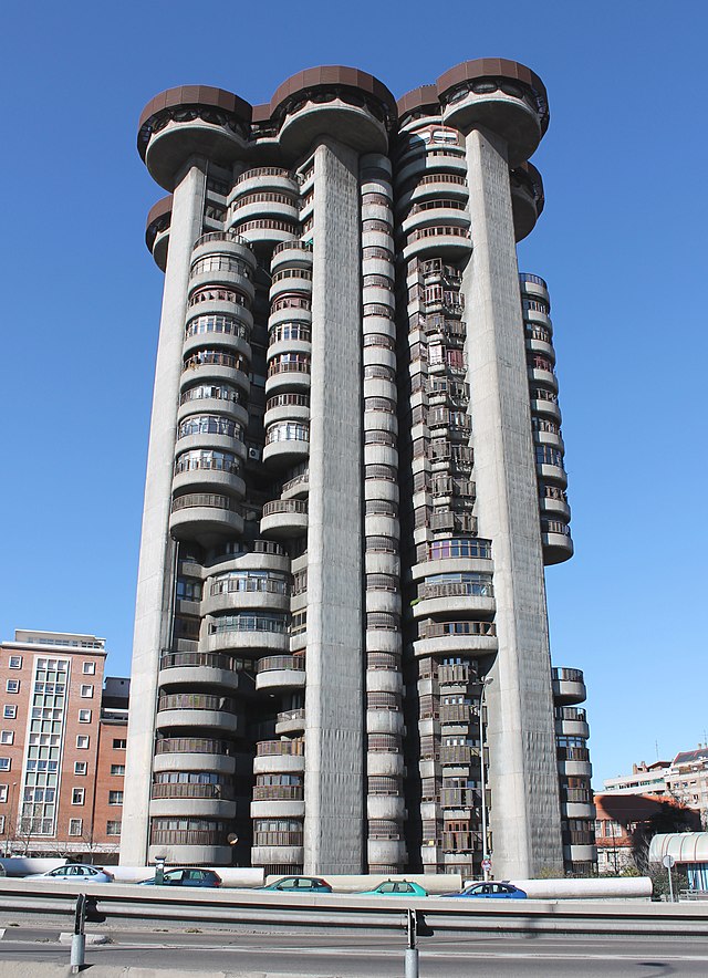 640px-Torres_Blancas_%28Madrid%29_04.jpg