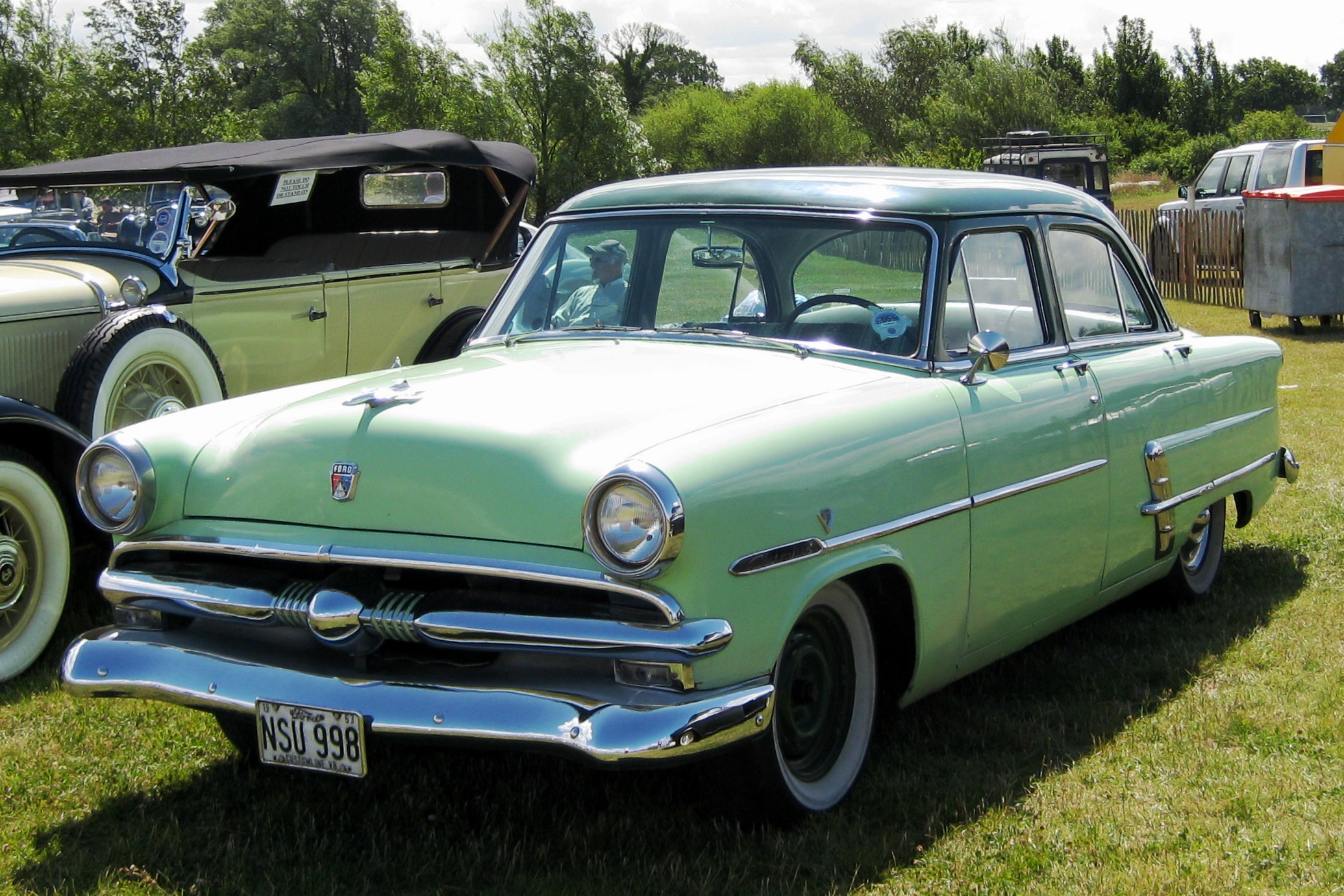 Ford_sedan_1953_photographed_in_Essex.JPG