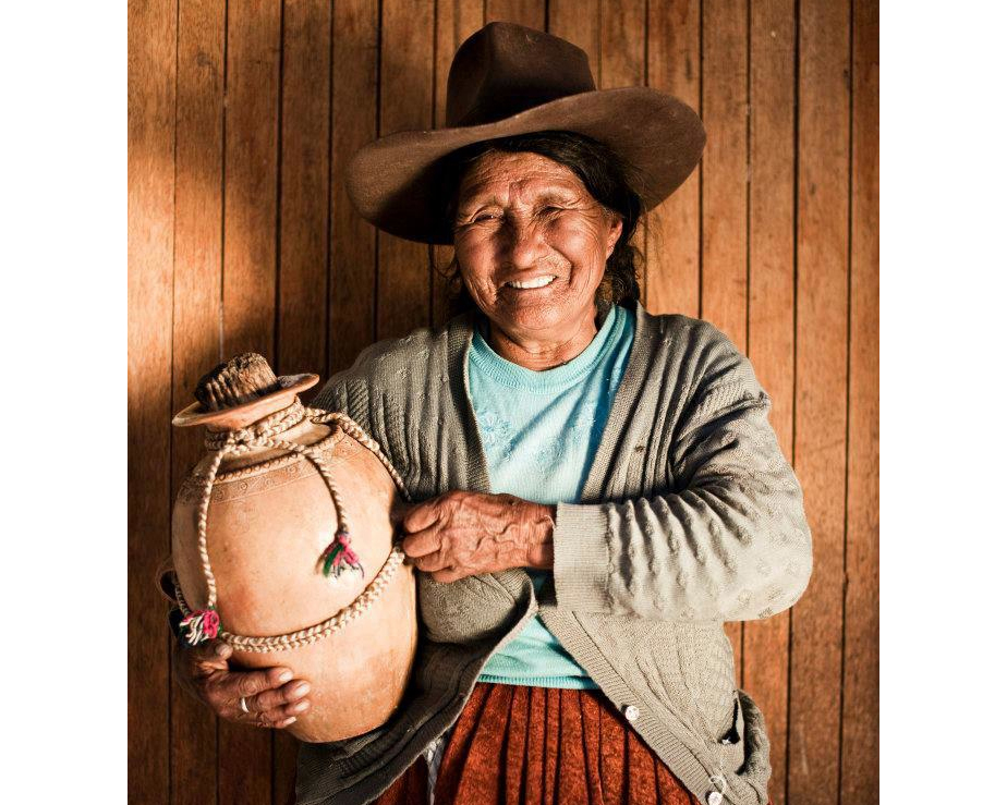 Peru%20woman%20with%20ceramic%20jug%20PS.jpg