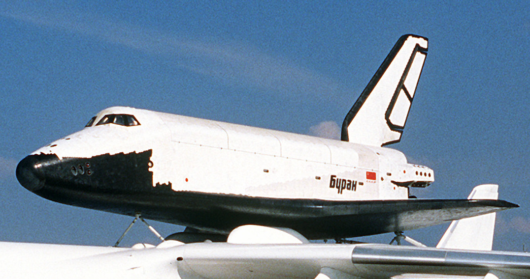 Buran_on_An-225_%28Le_Bourget_1989%29_%28cropped%29.JPEG