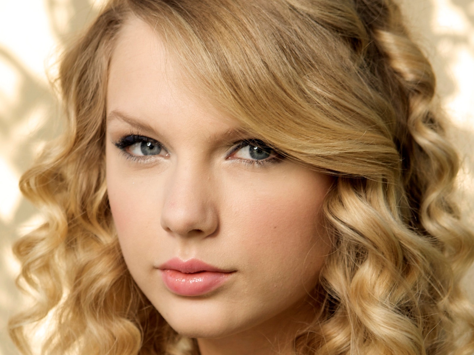 taylor-swift-taylor-swift-15913910-1600-1200.jpg