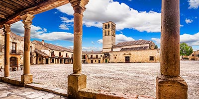 galeria_castilla-leon_segovia_pedraza_plaza_bi.jpg