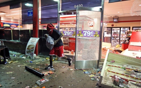 image.adapt.480.low.st_louis_looting_081114.jpg