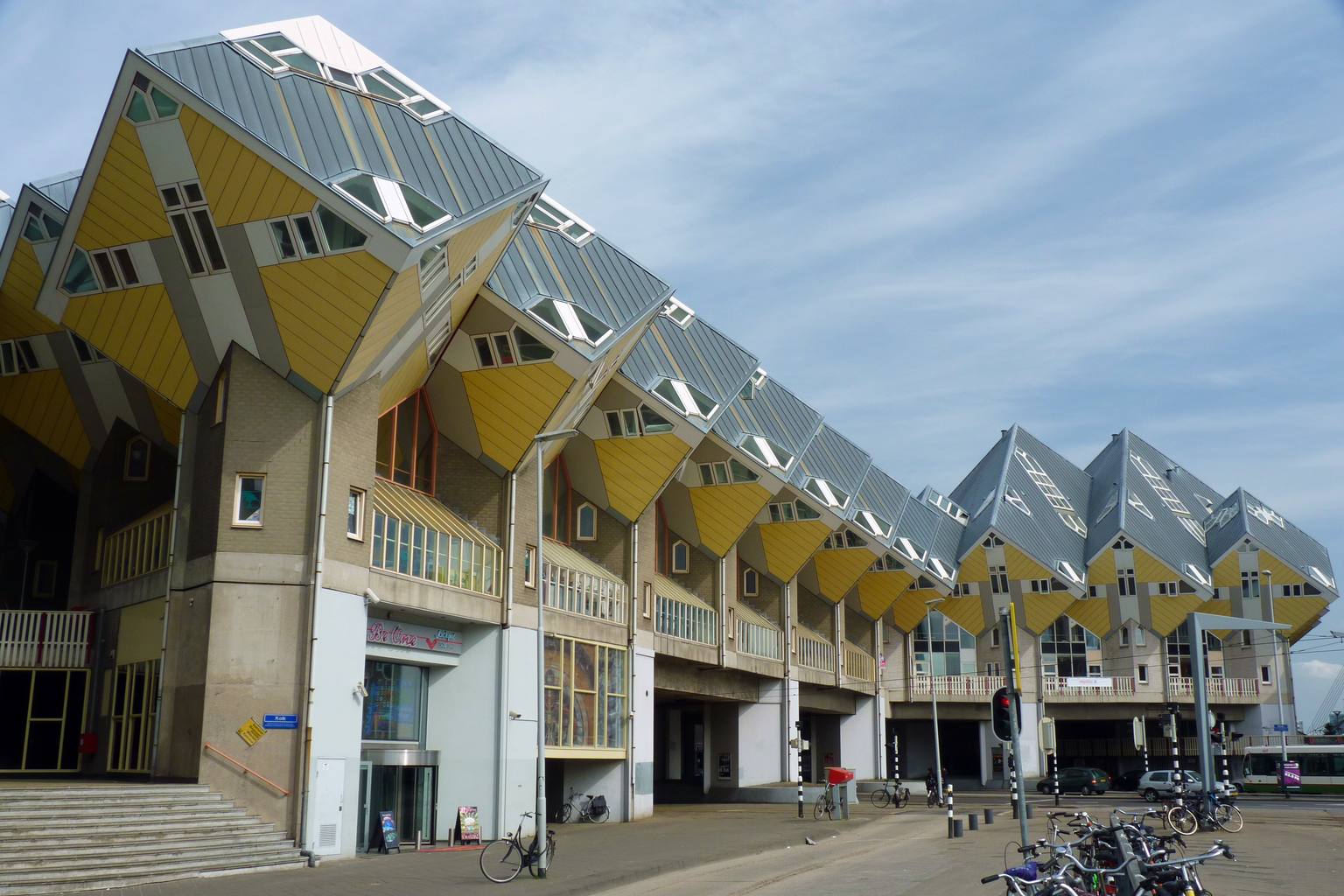 Rotterdam_Cube_House_street_view.jpg