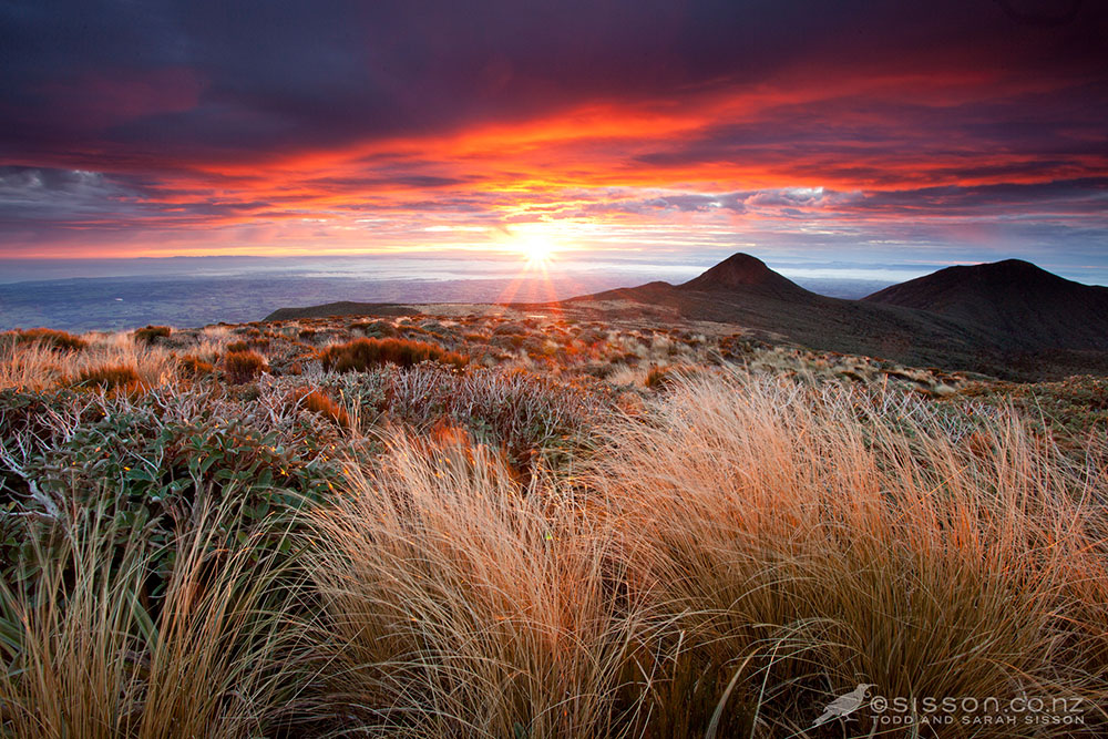 ipad-wallpaper-egmont-pouakai-tarns-sunrise-1000.jpg