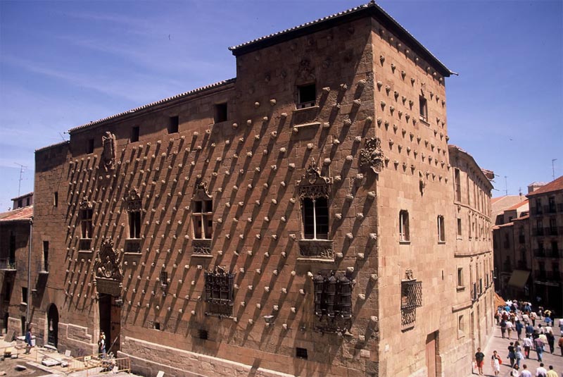 casa-de-las-conchas-salamanca.jpg