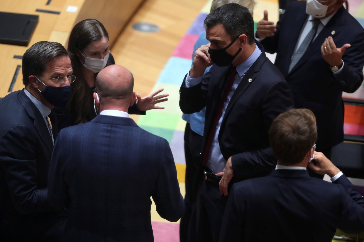 EL primer ministro holandes, Mark Rutte, la primera ministra finalndesa, Sanna Marin, el presidente del Consejo Europeo, Charles Michel, el presidente del Gobierno, Pedro Sanchez, y el presidente de Francia, Emmanuel, charlan antes de una de las sesiones de la cumnbre de Bruselas sobre el fon de de recuperación de la UE. REUTERS/Francisco Seco/Pool