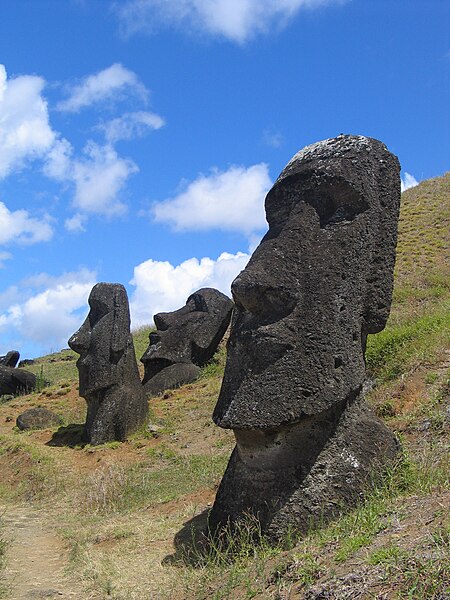 450px-Moai_Rano_raraku.jpg