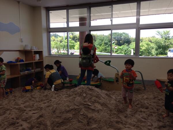 photo-fukushima-children-play-in-indoor-sandbox1.jpg