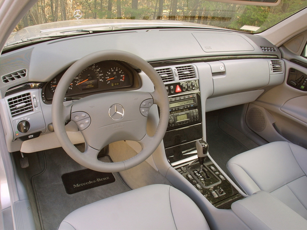 mercedes-benz-e_osztaly-1996-interior.jpg