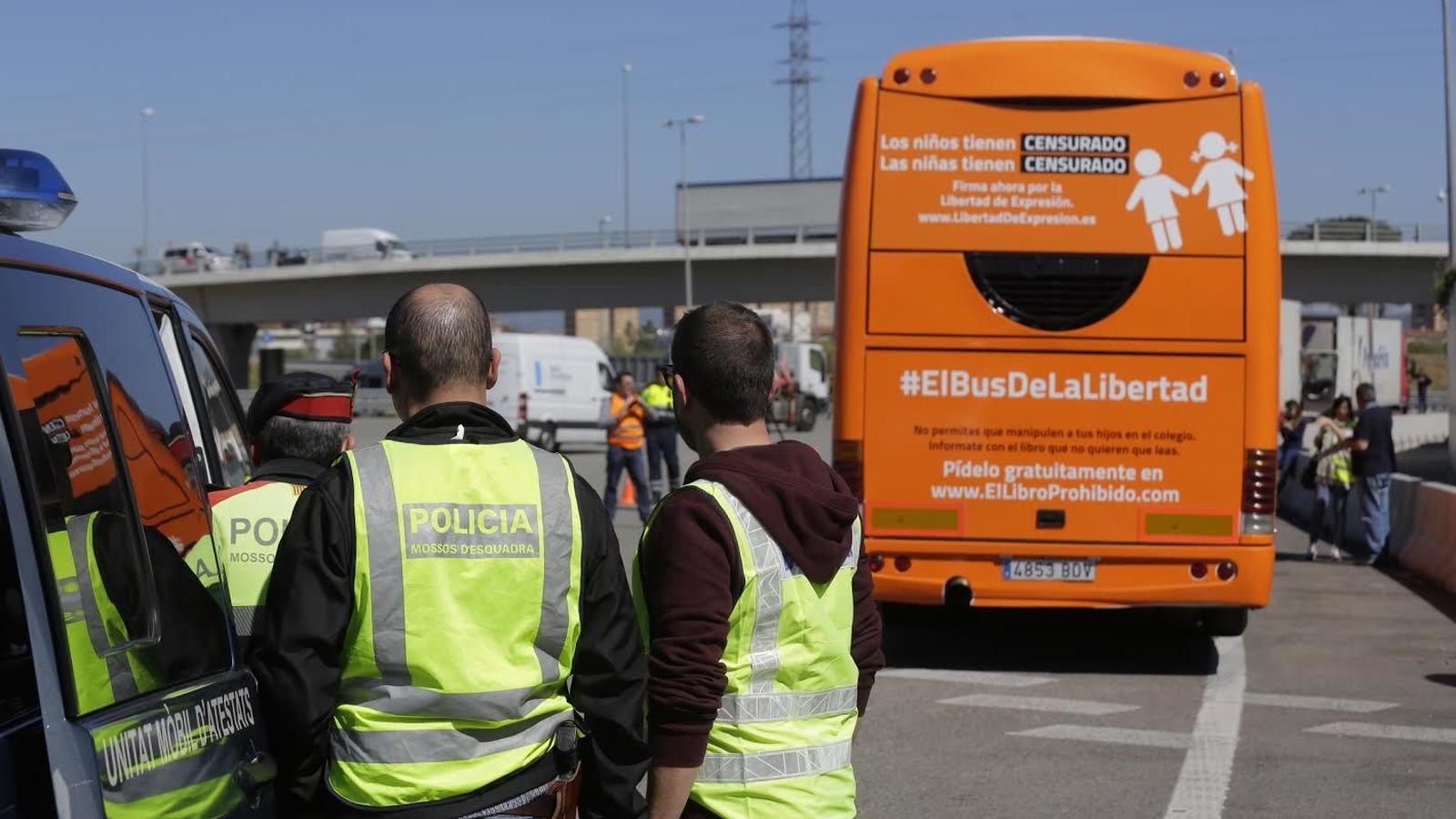 Mossos-retingut-lautobus-peatge-Martorell_1760834060_39480226_1418x945.jpg