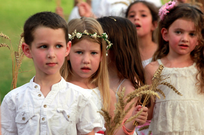 f90_shavuot_kibbutz_kids.jpg