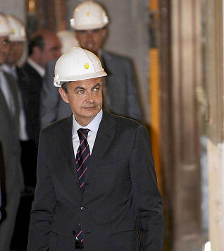 zapatero-mirando-al-vacio-con-casco-de-obrero.jpg