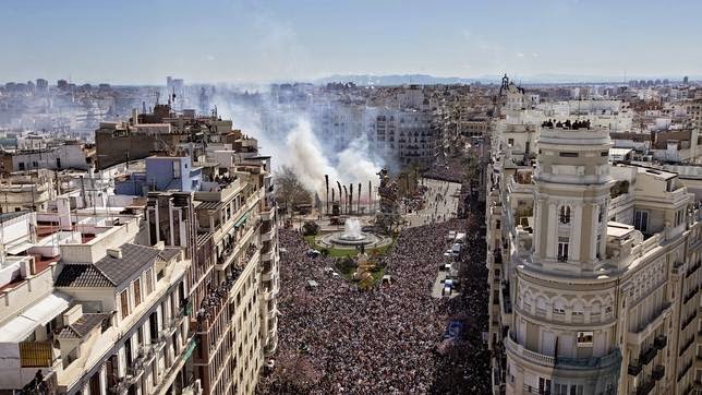 mascleta%CC%81-publico-plaza-ayuntamiento.jpg