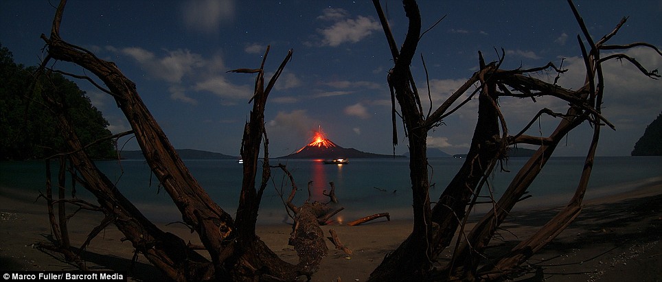 El+Anak+Krakatoa+de+noche.jpg