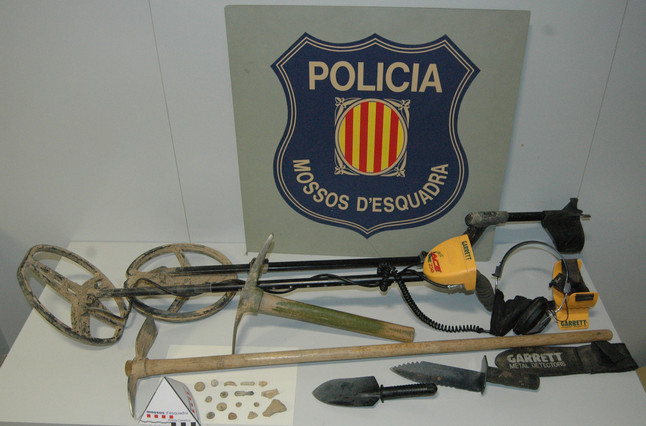 material-confiscado-por-policia-los-franceses-arrestados-1440324639102.jpg