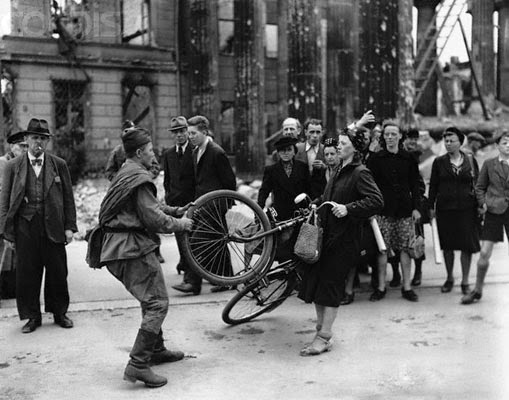 Berlin%2B1945%2BBicycle%2Btussle.jpg