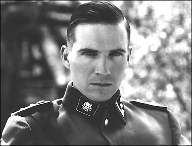 schindlers-list-ralph-fiennes.jpg